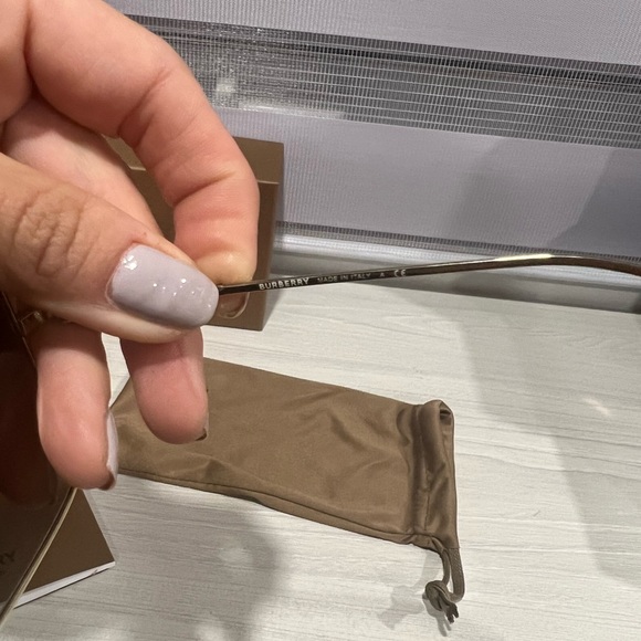 Authentic Burberry sunglasses - Picture 6 of 8